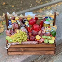 Большой подарочный ящик с продуктами